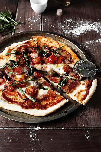 Home crispy margherita pizza
